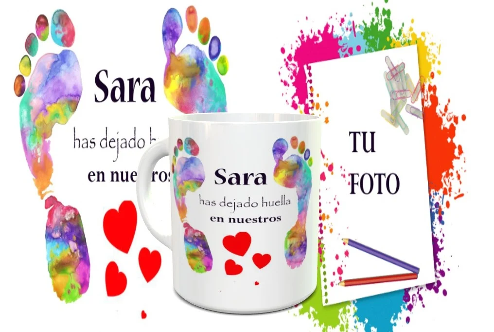 Taza blanca de cerámica rodeada por un fondo colorido con huellas infantiles, corazones y un diseño personalizable para profesores. Ref. 19x