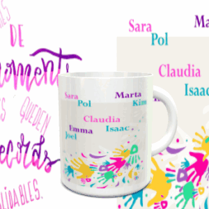caneca branca de cerâmica com um design personalizado que mostra nomes próprios e pegadas de mãos coloridas na base. Ref. 20