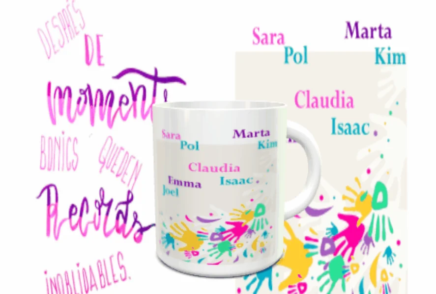 taza blanca de cerámica con un diseño personalizado que muestra nombres propios y huellas de manos coloridas en la base. Ref. 20