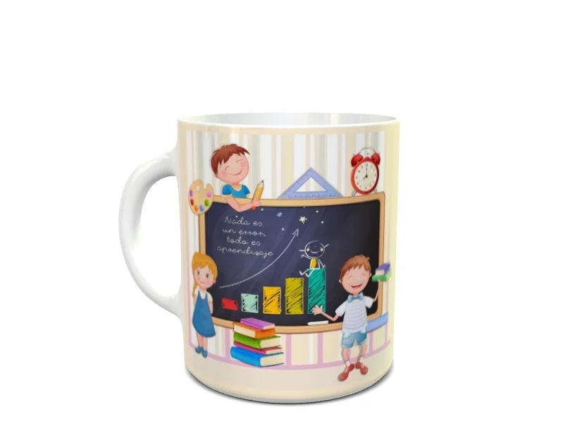 Maqueta de taza blanca de cerámica para profesores decorada con una pizarra escolar rodeada de niños y la frase Nada es un error, todo es aprendizaje.