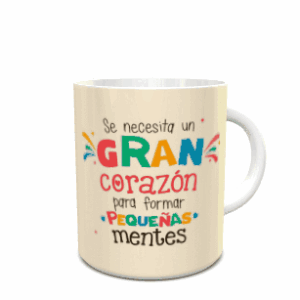 Maqueta de taza blanca de cerámica con el diseño tipográfico Se necesita un gran corazón para formar pequeñas mentes en colores variados.