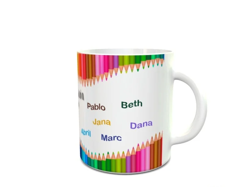 taza blanca de cerámica para profesores con un diseño superior e inferior de lápices de colores y nombres propios ilustrados.
