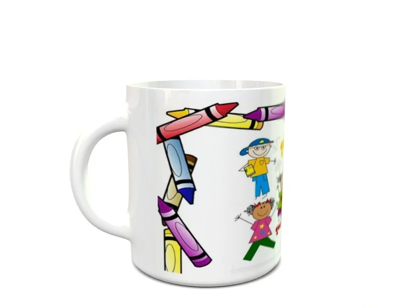 taza blanca de cerámica con un diseño escolar que incluye ceras o lápices de colores y figuras infantiles ilustradas. Ref. profesoras2xx