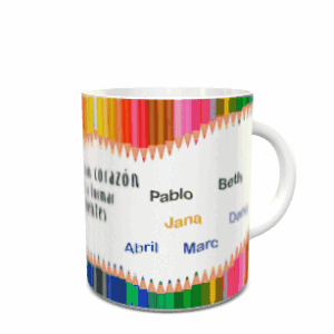 Maqueta de caneca branca de cerâmica orientada a professores, decorada com frisos de lápis de cor e nomes próprios impressos. Ref. profesoras