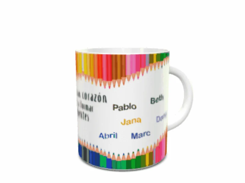 Maqueta de taza blanca de cerámica orientada a profesores, decorada con cenefas de lápices de colores y nombres propios impresos. Ref. profesoras