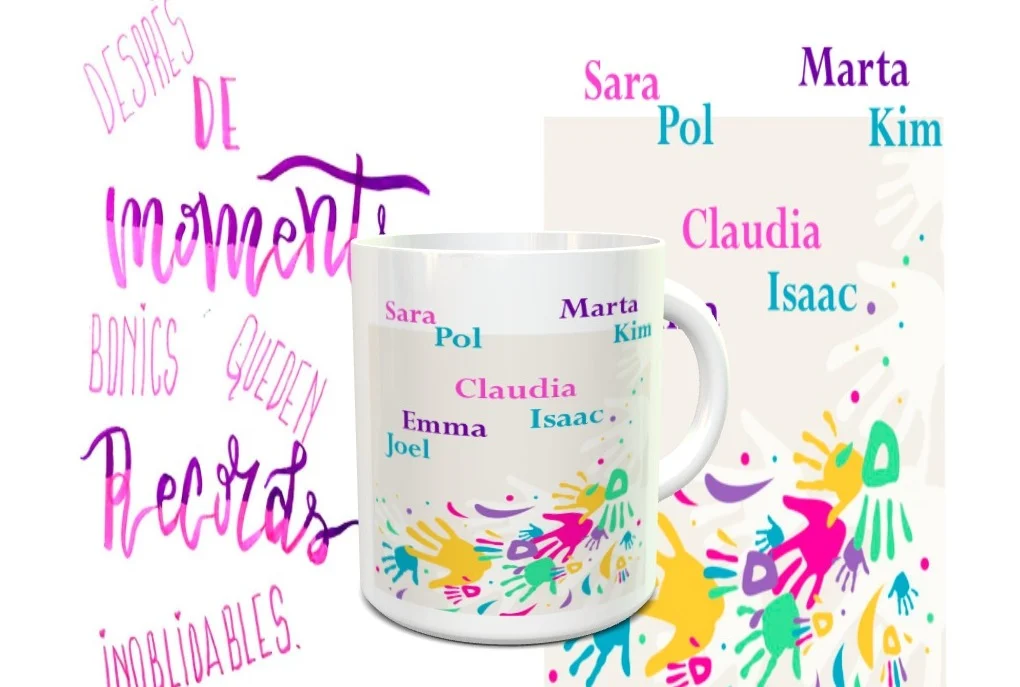 taza blanca de cerámica con un diseño de nombres y huellas infantiles, acompañada del patrón desplegado de fondo.