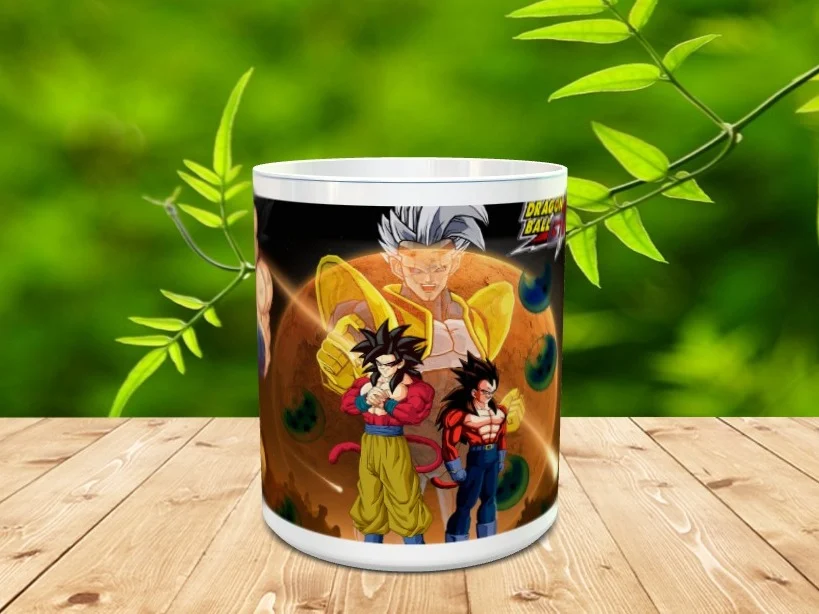 Taza de cerámica blanca con una ilustración de varios personajes del universo anime sobre una mesa de madera y fondo vegetal.