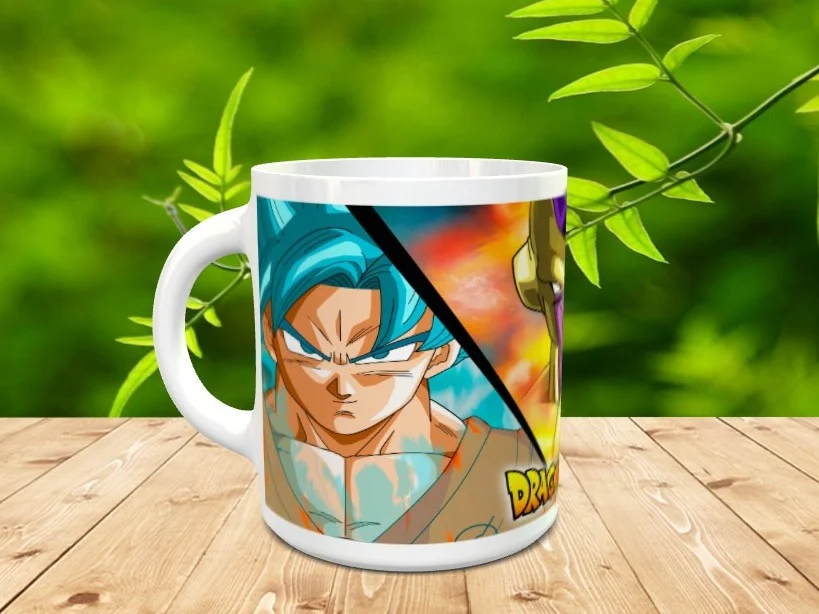 Taza de cerámica blanca con ilustración de Goku en versión anime sobre una superficie de madera.