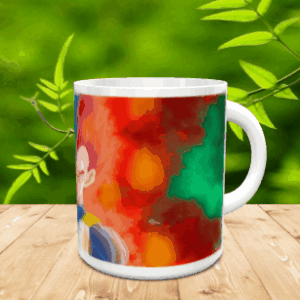 Taza blanca de cerámica decorada con la imagen de un personaje de animación con el pelo en tonos rojos y azules, sobre una mesa de madera con fondo vegetal.