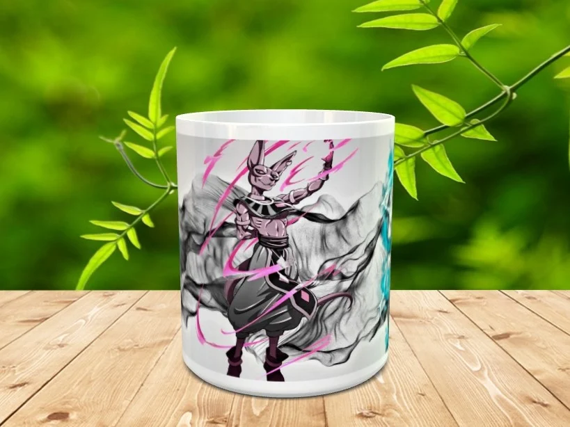 Taza de cerámica blanca con una ilustración del personaje Beerus de la serie Son Goku, apoyada sobre una mesa de madera con fondo natural difuminado.