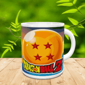 Taza de cerámica blanca con una ilustración inspirada en Dragon Ball Z, mostrando una bola de dragón de cuatro estrellas. Se sitúa sobre una superficie de madera con vegetación difuminada al fondo.