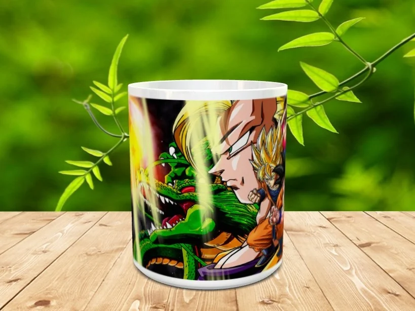 Taza de cerámica blanca decorada con una intensa ilustración de personajes de anime y un dragón verde sobre una superficie de madera.