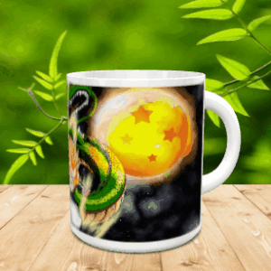 Taza de cerámica blanca decorada con una ilustración de un dragón y una esfera mágica, apoyada sobre una superficie de madera con fondo de hojas verdes.