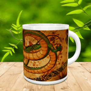 Taza de cerámica blanca decorada con el dragón Shenron sobre fondo pergamino, situada sobre una superficie de madera.
