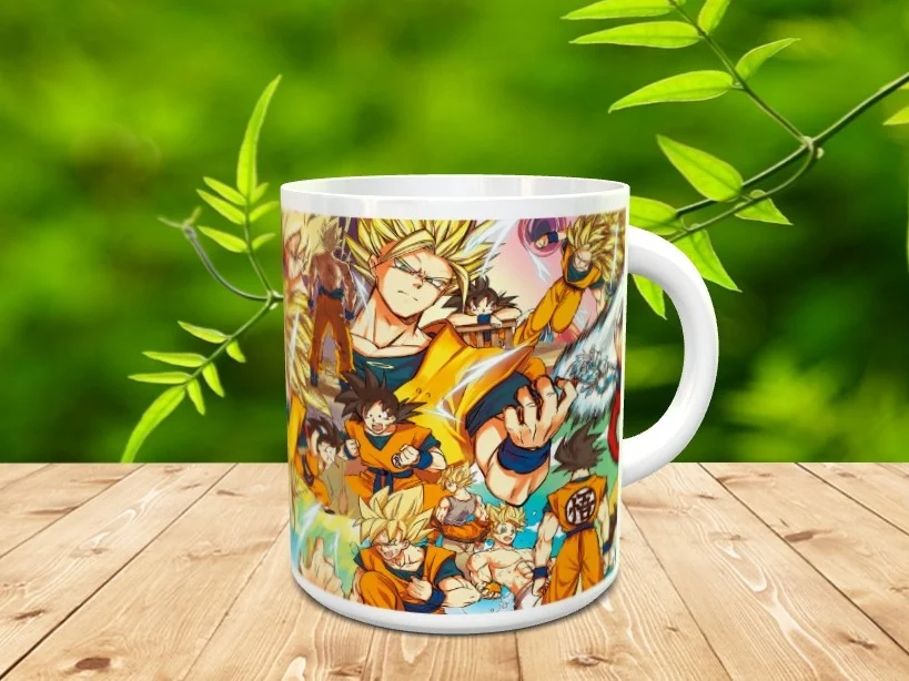 Taza de cerámica blanca decorada con una colorida ilustración de varios personajes del universo anime, apoyada sobre una superficie de madera.