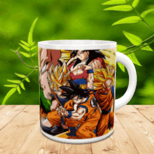 Taza de cerámica blanca decorada con una colorida ilustración de varios personajes de animación sobre una superficie de madera y fondo de vegetación.