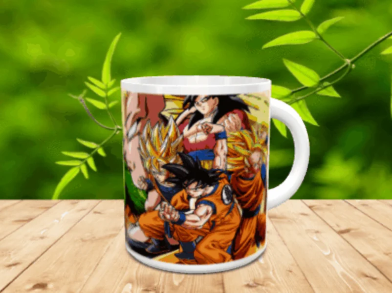 Taza de cerámica blanca decorada con una colorida ilustración de varios personajes de animación sobre una superficie de madera y fondo de vegetación.