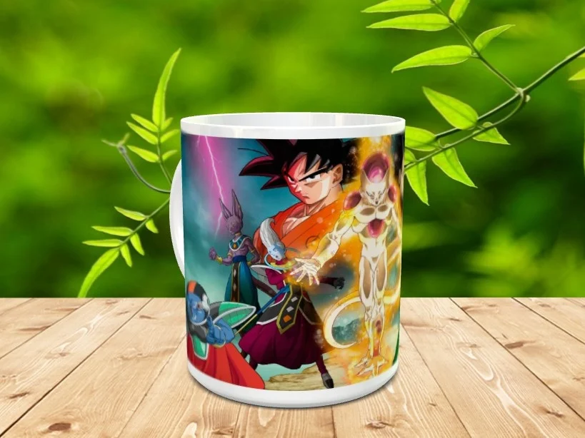 Taza de cerámica blanca decorada con una colorida ilustración de varios personajes de animación, apoyada sobre una superficie de madera con fondo verde difuminado.