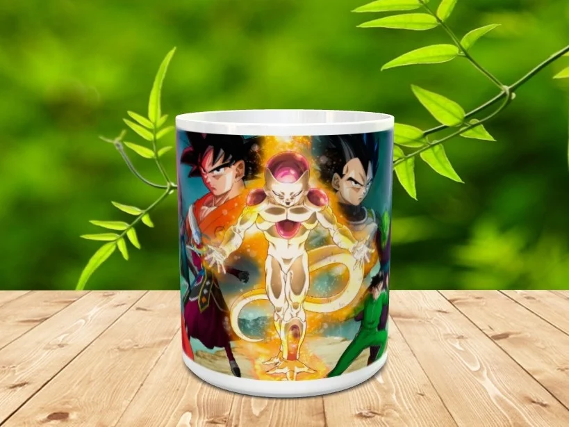 Taza de cerámica blanca decorada con una ilustración de varios personajes del universo anime sobre una superficie de madera y fondo verde.