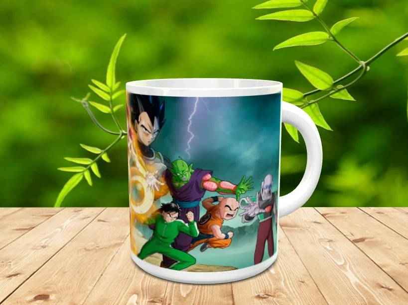 Taza de cerámica blanca decorada con una ilustración de varios personajes del universo anime, apoyada sobre una mesa de madera con fondo verde difuminado.