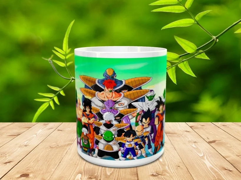 Taza de cerámica blanca con ilustración de diversos personajes de anime dispuesta sobre una superficie de madera y fondo natural.