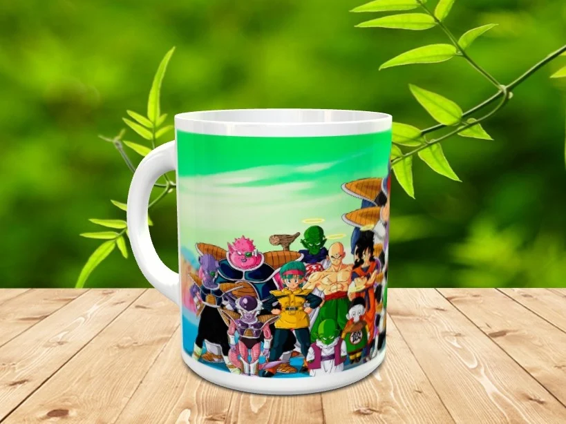 Taza de cerámica blanca decorada con una colorida ilustración de varios personajes de anime sobre una mesa de madera y fondo natural difuminado. Ref: Goku-22xxx
