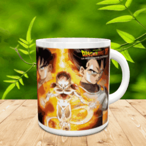 Taza de cerámica blanca decorada con una ilustración de varios personajes del universo anime sobre una mesa de madera y fondo natural difuminado.