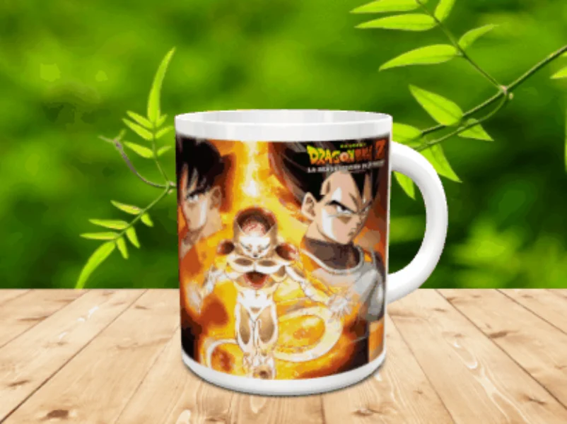 Taza de cerámica blanca decorada con una ilustración de varios personajes del universo anime sobre una mesa de madera y fondo natural difuminado.