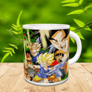 Taza de cerámica blanca con ilustración de personajes de anime sobre una superficie de madera.