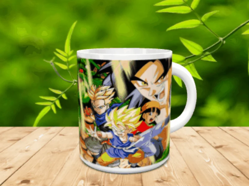 Taza de cerámica blanca con ilustración de personajes de anime sobre una superficie de madera.