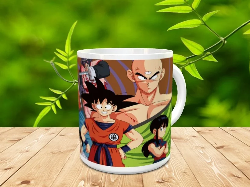 Taza blanca de cerámica personalizada con una ilustración de varios personajes de animación sobre una mesa de madera con fondo verde difuminado.