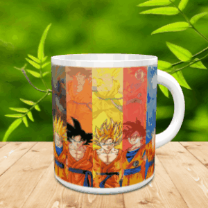 Taza de cerámica blanca con ilustraciones de las transformaciones de Son Goku sobre una mesa de madera y fondo de hojas desenfocadas.