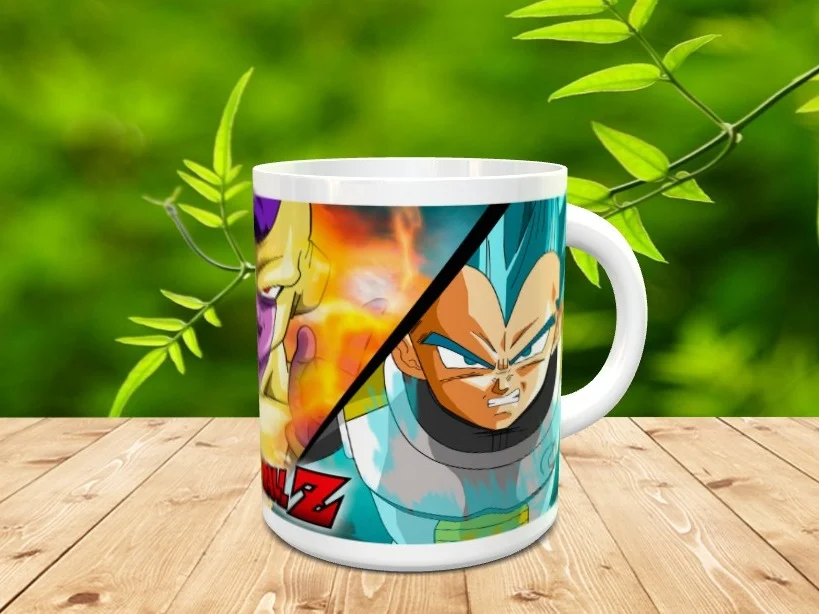 Taza de cerámica blanca con asa, decorada con una ilustración de personajes del universo anime dividida en diagonal, apoyada sobre una superficie de madera.