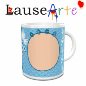 Maquete de caneca branca de cerâmica com design de batizado em tons azuis, cruz e espaço oval central para fotografia.