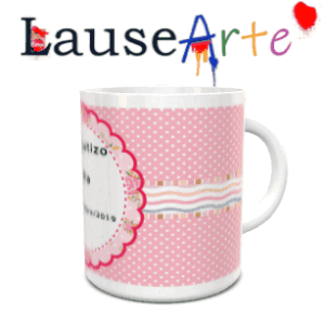 Maquete de caneca branca de cerâmica em movimento com design de batizado que mostra fundo cor-de-rosa de poás brancos, friso ondulado e medalhão floral com texto personalizável.