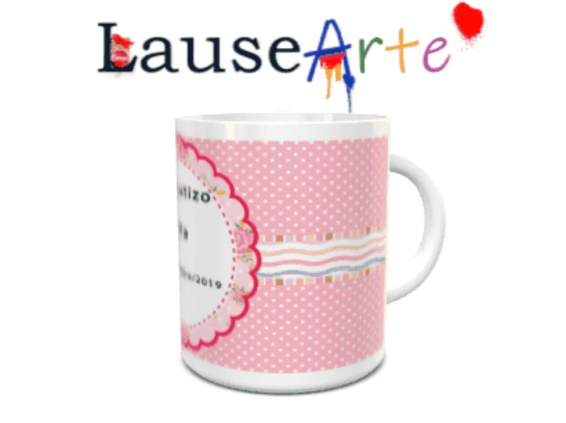 Maqueta de taza blanca de cerámica en movimiento con diseño de bautizo que muestra fondo rosa de lunares blancos, cenefa ondulada y medallón floral con texto personalizable.