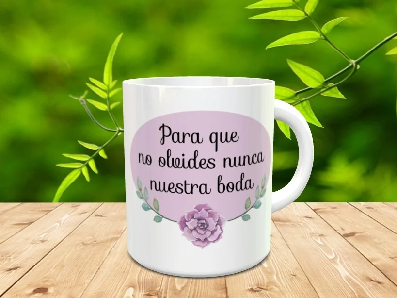 Maqueta de taza blanca de cerámica con un diseño de boda que incluye un óvalo lila, una suculenta y la frase Para que no olvides nunca nuestra boda.