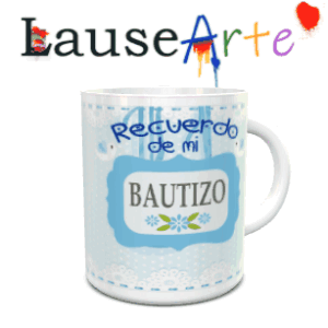 Maquete de caneca branca de cerâmica para batizado com design em tons azuis, frisos de renda e o texto Batizado emoldurado.