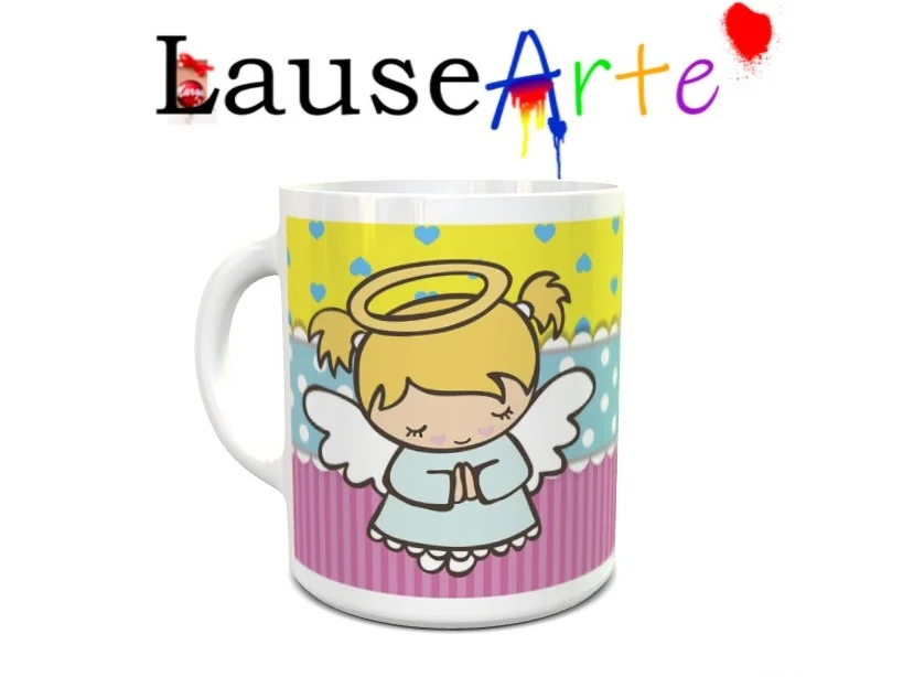 Maqueta de taza blanca de cerámica con un diseño infantil que muestra una niña angelito rezando sobre un fondo colorido de corazones, lunares y rayas.