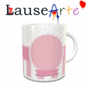 Maquete de caneca branca de cerâmica com um design em movimento para batizado que inclui poás, riscas cor-de-rosa e um medalhão circular central.