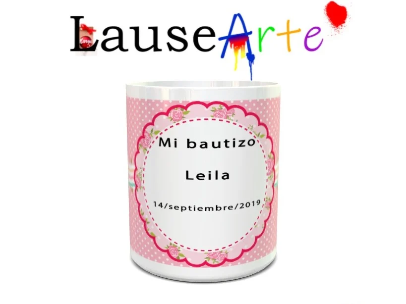 Maqueta de taza blanca de cerámica con fondo rosa de lunares blancos y un medallón floral central que muestra el texto Mi bautizo, Leila y 14/septiembre/2019.