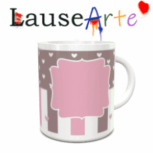 Maquete de caneca branca de cerâmica com um padrão de corações castanhos e riscas verticais inferiores, juntamente com uma moldura central cor-de-rosa para personalizar.