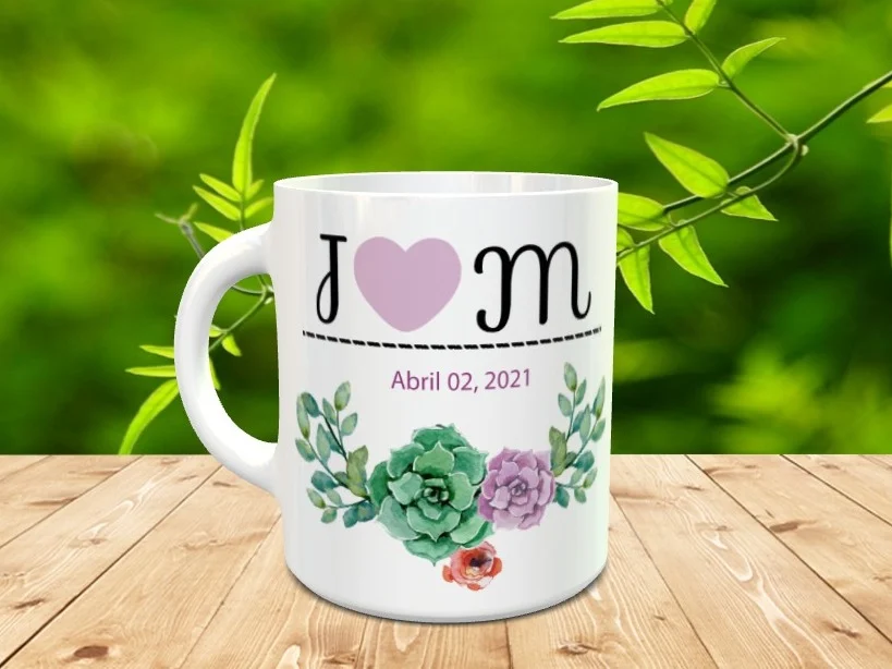 Maqueta de taza blanca personalizada para boda con iniciales, corazón lila, fecha y motivos florales.