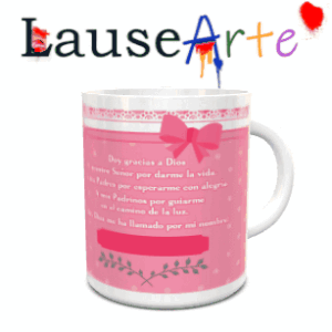 Caneca branca de cerâmica personalizada para batizado com fundo cor-de-rosa, laço decorativo superior, texto emotivo e espaço central para nomes.