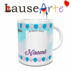 Vista frontal de uma caneca branca de cerâmica com design de batizado que inclui frisos de balões, uma moldura retangular para foto com data e o nome Naomi na parte inferior.