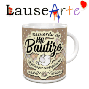 Caneca branca de cerâmica para batizado com um design de pomba branca, fundo de poás e quadrados em tons castanhos e texto de recordação.