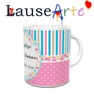 Maquete de caneca branca de cerâmica com riscas verticais coloridas, poás cor-de-rosa e um medalhão central com texto para batizado.