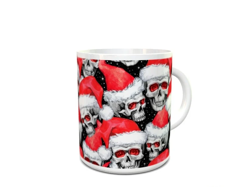 Maqueta de taza de cerámica blanca con un diseño navideño de calaveras con gorro de Papa Noel y ojos rojos sobre fondo negro ref. 7x
