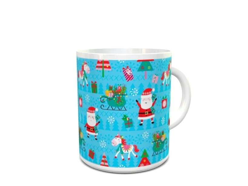 Taza blanca de cerámica con un diseño navideño sobre fondo azul claro, mostrando Papá Noel, trineos, unicornios y regalos.