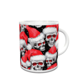 Caneca branca de cerâmica decorada com um padrão repetido de caveiras com olhos vermelhos e gorros do Pai Natal sobre fundo preto.